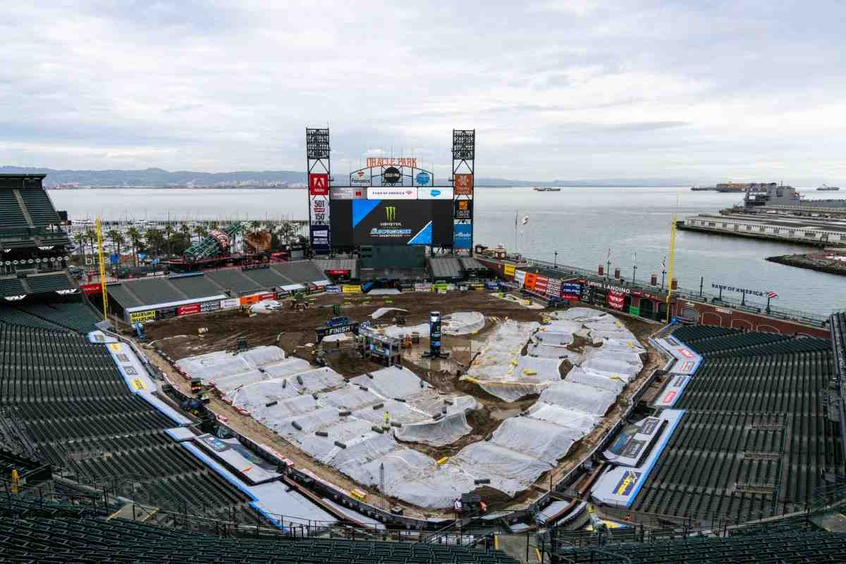 Гонки будут грязными: о вызовах, которые погода бросила AMA Supercross в Сан-Франциско
